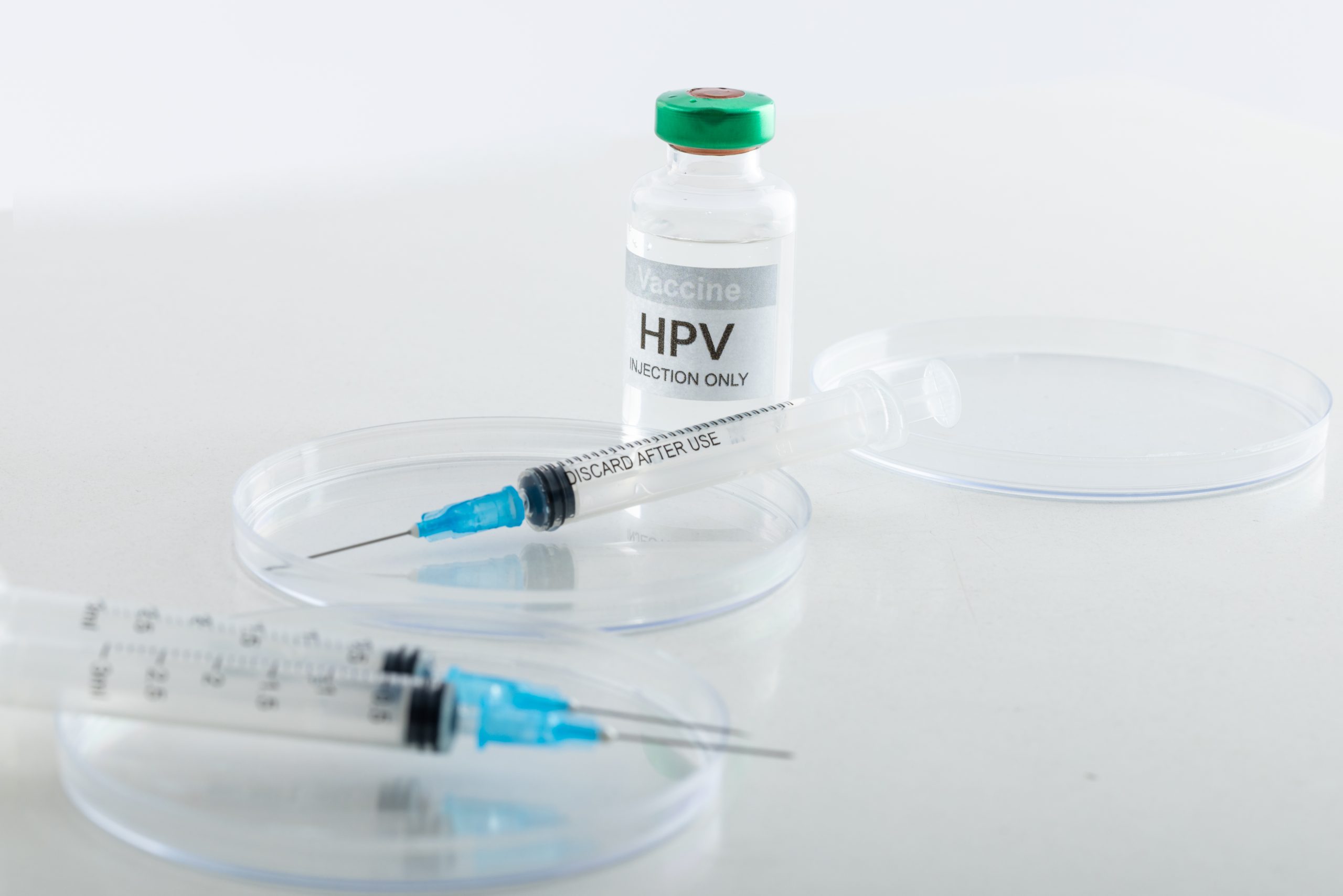 자궁경부암 예방에 사용되는 HPV 백신 접종을 상징하는 백신과 주사기