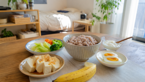 자취생이 간단하게 준비한 잡곡밥과 달걀, 채소, 과일, 요거트 식단